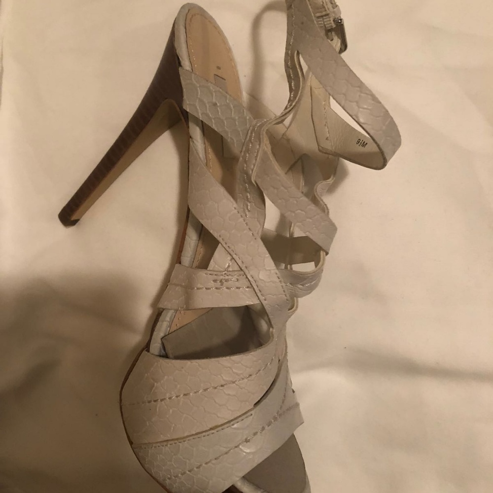 Women's Guess white Platform shoe Size 9 - Picture 3 of 7